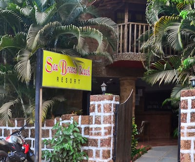 https://imgcld.yatra.com/ytimages/image/upload/t_hotel_yatra_city_desktop/v1391028786/Domestic Hotels/Hotels_Goa/Hotel Seabreeze Inn/Facade~143.jpg